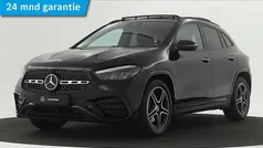 Zwart, metallic lak Gebruikt 2024 Mercedes GLA180 AMG line SUV | € 49.945 (Eerlijke prijs)