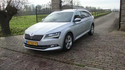 Grijs (metallic) Gebruikt 2018 Skoda Superb Business Line Stationwagen | € 9.750 (Super prijs)