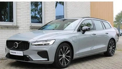 Grijs Gebruikt 2024 Volvo V60 Plus Stationwagen | € 42.950 (Eerlijke prijs)