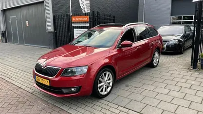 Occasion Skoda Octavia Business Line 105 PK (77 kW) 2015 Rood, metallic lak Stationwagen
