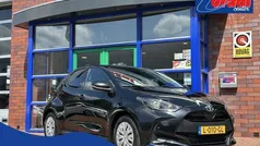 Zwart Gebruikt 2021 Toyota Yaris Active Hatchback | € 15.945 (Eerlijke prijs)