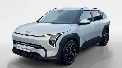 Ivory silver matte Occasion 2025 Kia EV3 Plus SUV | € 35.435 (Eerlijke prijs)