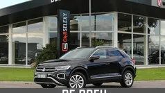 Zwart Gebruikt 2024 VW T-Roc Style SUV | € 32.895 (Eerlijke prijs)