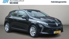 Zwart Gebruikt 2025 Renault Clio V Evolution Hatchback | € 18.940 (Eerlijke prijs)