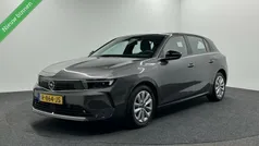 Grijs, metallic lak Gebruikt 2022 Opel Astra Edition Hatchback | € 19.300 (Eerlijke prijs)