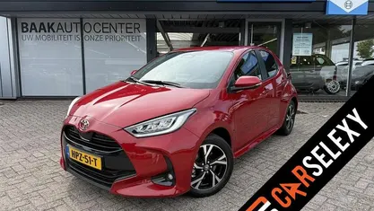 Rood, metallic lak Occasion 2024 Toyota Yaris Hybrid Business Edition Hatchback | € 23.450 (Eerlijke prijs)