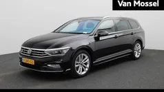 Zwart Gebruikt 2023 VW Passat Business+ Stationwagen | € 35.900 (Goede deal)