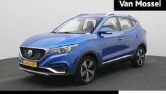 Blauw, metallic lak Gebruikt 2020 MG ZS Luxury Sedan | € 14.995 (Eerlijke prijs)