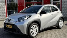 Grijs, metallic lak Gebruikt 2023 Toyota Aygo Play Hatchback | € 15.900 (Goede deal)