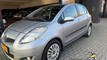 Grijs (metallic) Gebruikt 2010 Toyota Yaris Hatchback | € 7.450 (Eerlijke prijs)