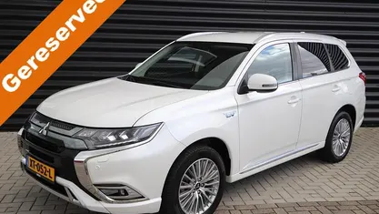Wit (parellak) Occasion 2019 Mitsubishi Outlander P-HEV Intense SUV | € 18.895 (Eerlijke prijs)