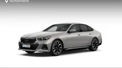 Grijs Gebruikt 2024 BMW 550e M Sport Sedan | € 87.895 (Eerlijke prijs)