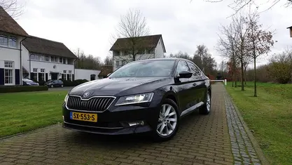 Zwart Gebruikt 2018 Skoda Superb Business Line Hatchback | € 14.850 (Eerlijke prijs)