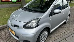 Grijs Gebruikt 2010 Toyota Aygo Hatchback | € 4.245 (Eerlijke prijs)
