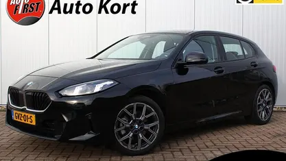 Zwart Occasion 2024 BMW 120 Hatchback | € 31.450 (Eerlijke prijs)