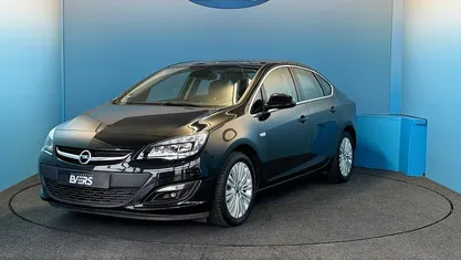 Zwart Occasion 2014 Opel Astra Design Edition Sedan | € 8.645 (Eerlijke prijs)