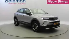 Grijs, metallic lak Gebruikt 2021 Opel Mokka-e Elegance SUV | € 15.845 (Eerlijke prijs)