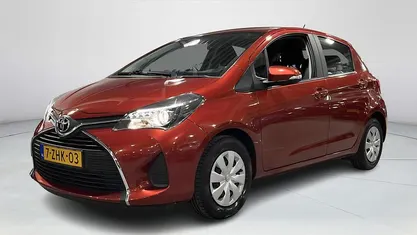 Rood Occasion 2015 Toyota Yaris Hatchback | € 9.940 (Eerlijke prijs)