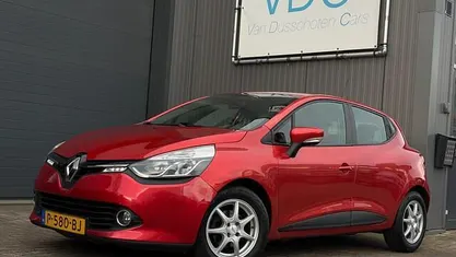 Rood Occasion 2014 Renault Clio IV Expression Hatchback | € 6.750 (Eerlijke prijs)