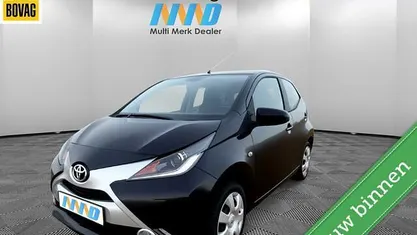 Zwart Occasion 2017 Toyota Aygo X-play Hatchback | € 7.495 (Goede deal)