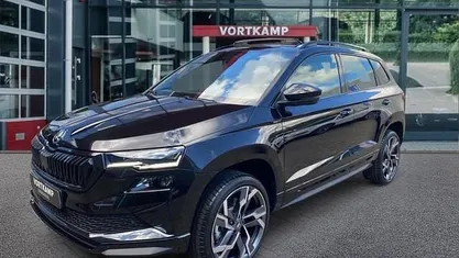 Zwart (metallic) Nieuw 2025 Skoda Karoq SportLine SUV | € 45.950 (Eerlijke prijs)