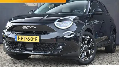 Zwart Gebruikt 2025 Fiat 600 La Prima SUV | € 30.395 (Eerlijke prijs)