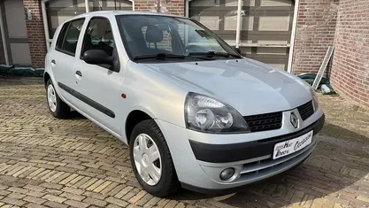 Grijs Gebruikt 2003 Renault Clio II Expression+ Hatchback | € 2.350 (Eerlijke prijs)