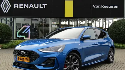 Blauw (metallic) Gebruikt 2022 Ford Focus ST-Line Hatchback | € 20.945 (Eerlijke prijs)