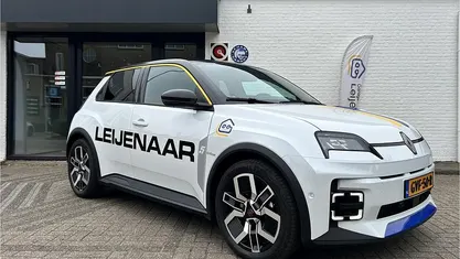 Wit Gebruikt 2024 Renault R5 Komfort Hatchback | € 30.345 (Eerlijke prijs)