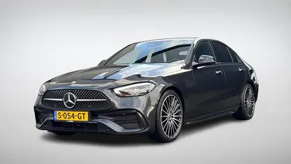 Grijs Gebruikt 2023 Mercedes C300 AMG line Sedan | € 50.549 (Eerlijke prijs)