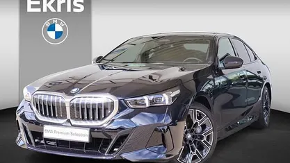 Zwart, metallic lak Occasion 2024 BMW 550e M Sport Sedan | € 75.900 (Eerlijke prijs)