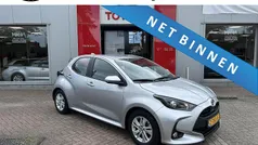 Grijs Gebruikt 2024 Toyota Yaris Hybrid Active Hatchback | € 24.249 (Eerlijke prijs)