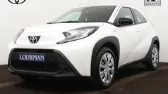 Gebruikt 2025 Toyota Aygo Play Hatchback | € 21.549 (Eerlijke prijs)