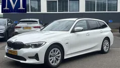 Wit Gebruikt 2021 BMW 330e Executive Stationwagen | € 31.899 (Super prijs)