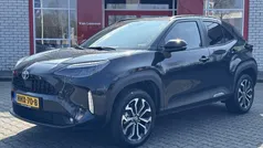 Zwart, metallic lak Gebruikt 2023 Toyota Yaris Cross Style SUV | € 28.900 (Eerlijke prijs)