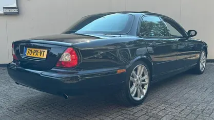 Zwart, metallic lak Gebruikt 2005 Jaguar XJR Supercharged Sedan | € 10.499 (Eerlijke prijs)