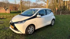 Wit Gebruikt 2017 Toyota Aygo X-play Hatchback | € 7.695 (Eerlijke prijs)