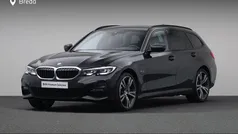 Zwart Gebruikt 2022 BMW 330e Executive Stationwagen | € 36.880 (Eerlijke prijs)