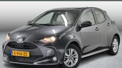 Grijs (metallic) Gebruikt 2024 Toyota Yaris Hybrid Active Hatchback | € 23.950 (Eerlijke prijs)