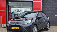 Zwart Gebruikt 2024 Toyota Aygo Play Hatchback | € 17.890 (Eerlijke prijs)