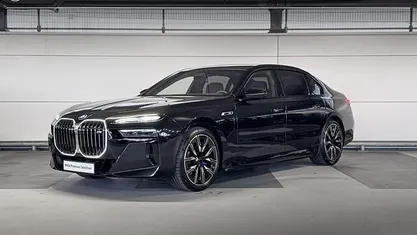 Saphirschwarz metallic (475) (zwart metallic) Occasion 2025 BMW M760e Comfort Edition Sedan | € 129.900 (Goede deal)