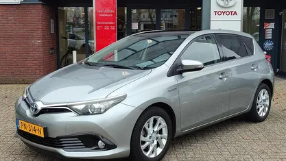 Grijs Occasion 2017 Toyota Auris Hybrid Trend Hatchback | € 14.999 (Eerlijke prijs)