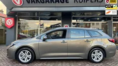 Bruin Gebruikt 2022 Toyota Corolla Hybrid Business Edition Stationwagen | € 22.950 (Eerlijke prijs)