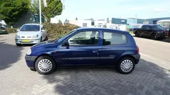 Blauw Gebruikt 2001 Renault Clio II Authentique Hatchback | € 1.250 (Eerlijke prijs)