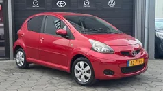 Rood Gebruikt 2011 Toyota Aygo Hatchback | € 4.750 (Eerlijke prijs)