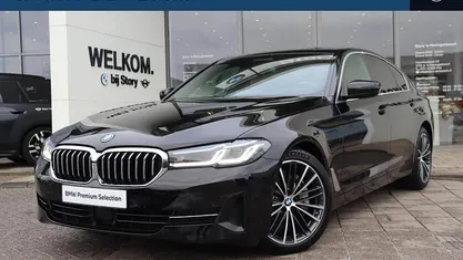 Zwart Occasion 2023 BMW 545e Executive Sedan | € 49.950 (Eerlijke prijs)