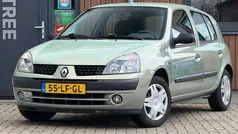 Gebruikt 2002 Renault Clio II Dynamique Hatchback | € 899 (Eerlijke prijs)