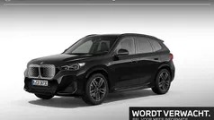 Saphirschwarz metallic (zwart metallic) Gebruikt 2024 BMW iX1 M Sport SUV | € 44.900 (Eerlijke prijs)
