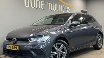 Grijs (metallic) Gebruikt 2023 VW Polo Business Hatchback | € 19.950 (Eerlijke prijs)