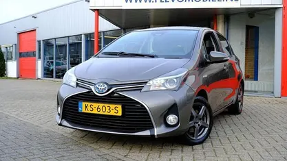 Grijs Gebruikt 2016 Toyota Yaris Trend Hatchback | € 10.750 (Eerlijke prijs)